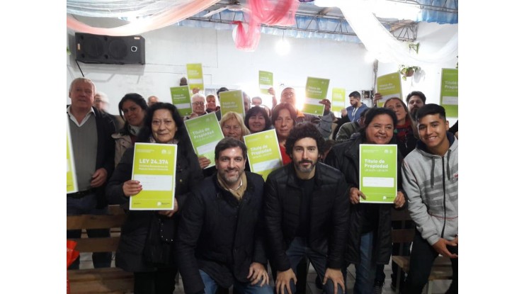 Alaniz y Hernán Sívori acompañaron a vecinos que recibieron las escrituras de sus viviendas 